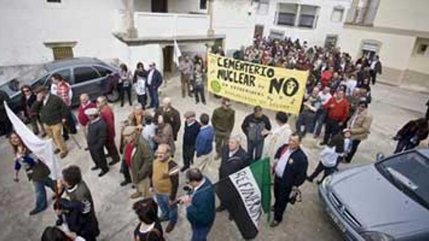 Más de 300 personas acuden a la primera protesta en Albalá contra el silo nuclear