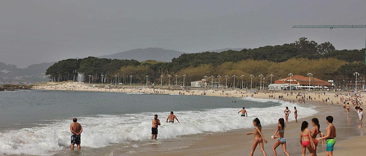 Bañistas disfrutando de la playa de Samil la semana pasada