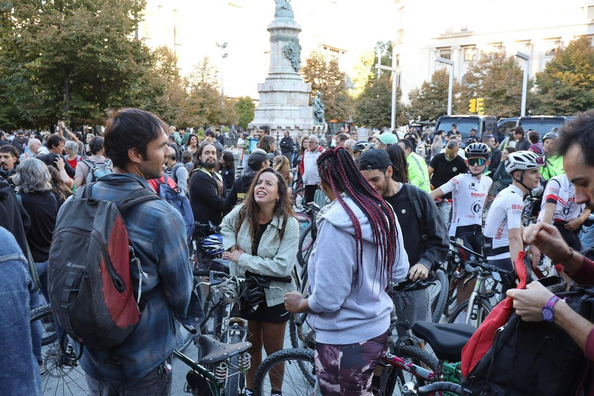 Decenas de ciclistas protestan en Zaragoza contra la obligatoriedad de contratar un seguro