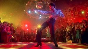 John Travolta, en el papel de Tony Manero, baila en Fiebre del sábado noche.