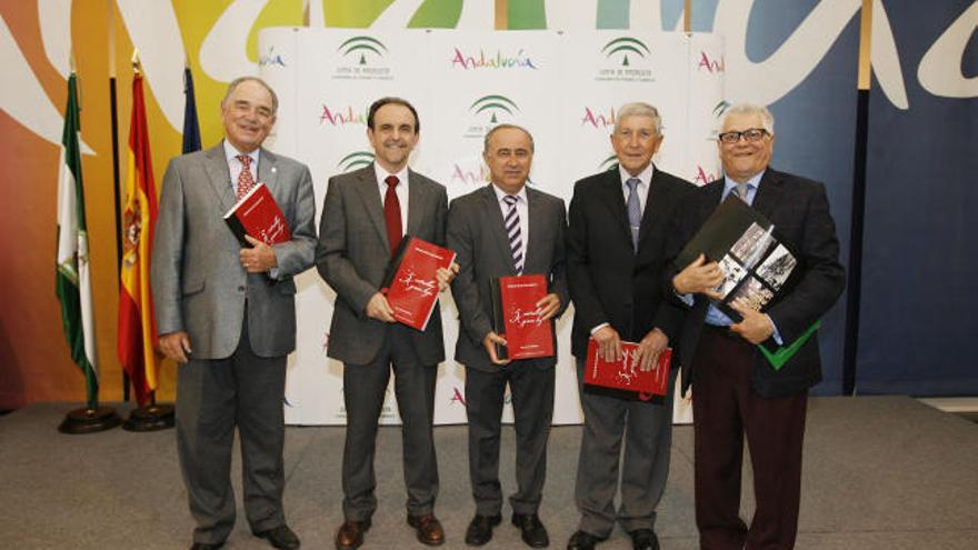 A la derecha, el autor, Juan de Dios Mellado, con el consejero de Turismo, Rafael Rodríguez, y personalidades del turismo.