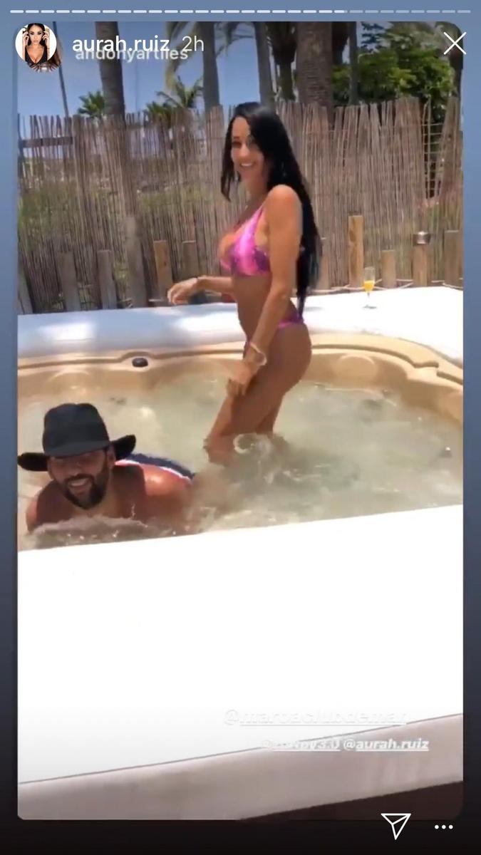 Mientras tanto, los amigos de Aurah disfrutando del jacuzzi