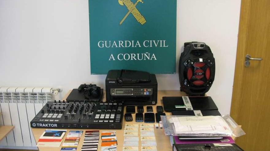 La Guardia Civil desarticula en Oleiros una banda que cometía estafas en toda España