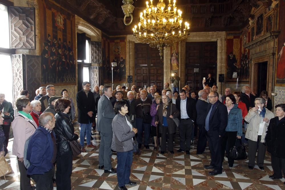 Vecinos de Morella, de visita en el Palau de la Generalitat