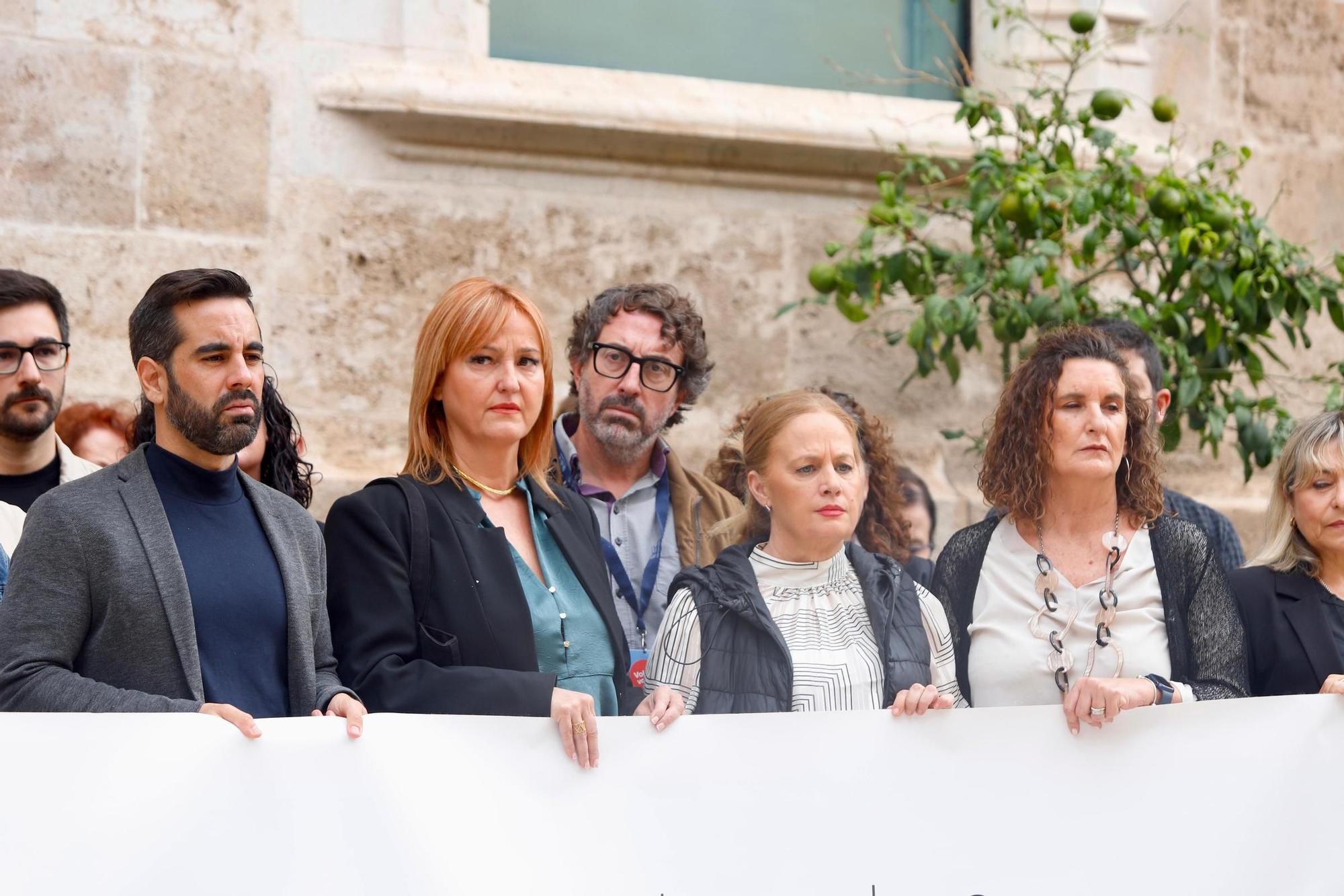 Minuto de silencio en les Corts Valencianes por la última mujer asesinada por violencia machista en Alicante