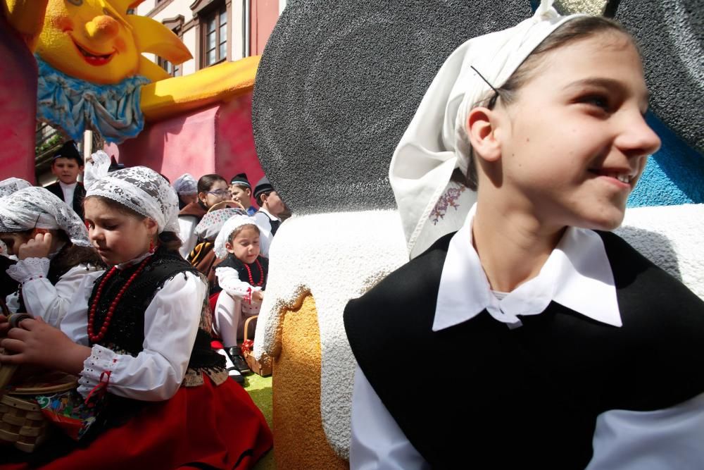 Pregón y desfile de carrozas en las fiestas del Bollo en Avilés