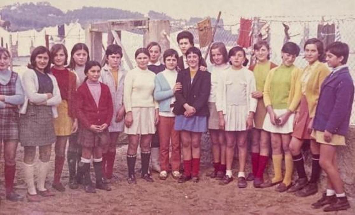 Una clase de niñas de Ramona Cabanillas, en el año 1927, en Bueu. | // J.L.RODRÍGUEZ