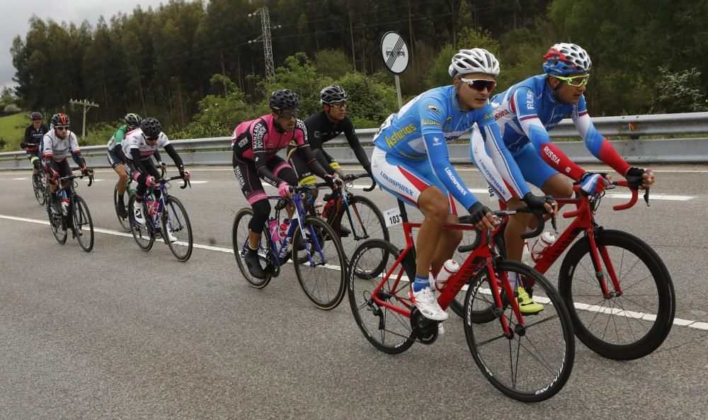 Segunda etapa de la Vuelta a Asturias entre Ribera de Arriba y el Alto del Acebo.