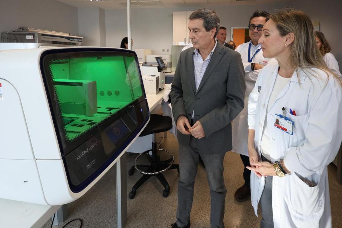 El conseller con uno de los aparatos de última generación en La Fe