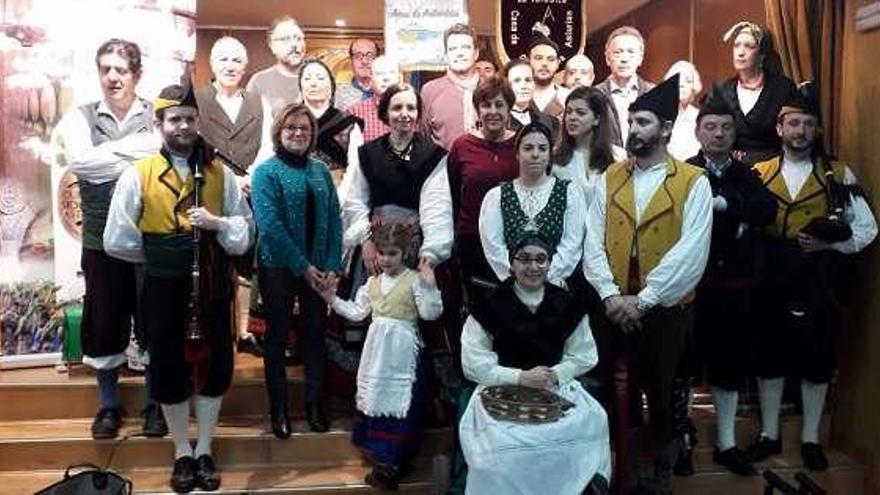 Representantes de los centros y casas de Asturias de Madrid, tras recibir la acreditación como embajadores de la sidra.