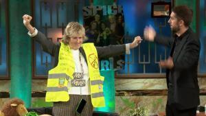 Mercedes Milá se pone el chaleco reivindicativo de los profesores en La Revuelta de TVE