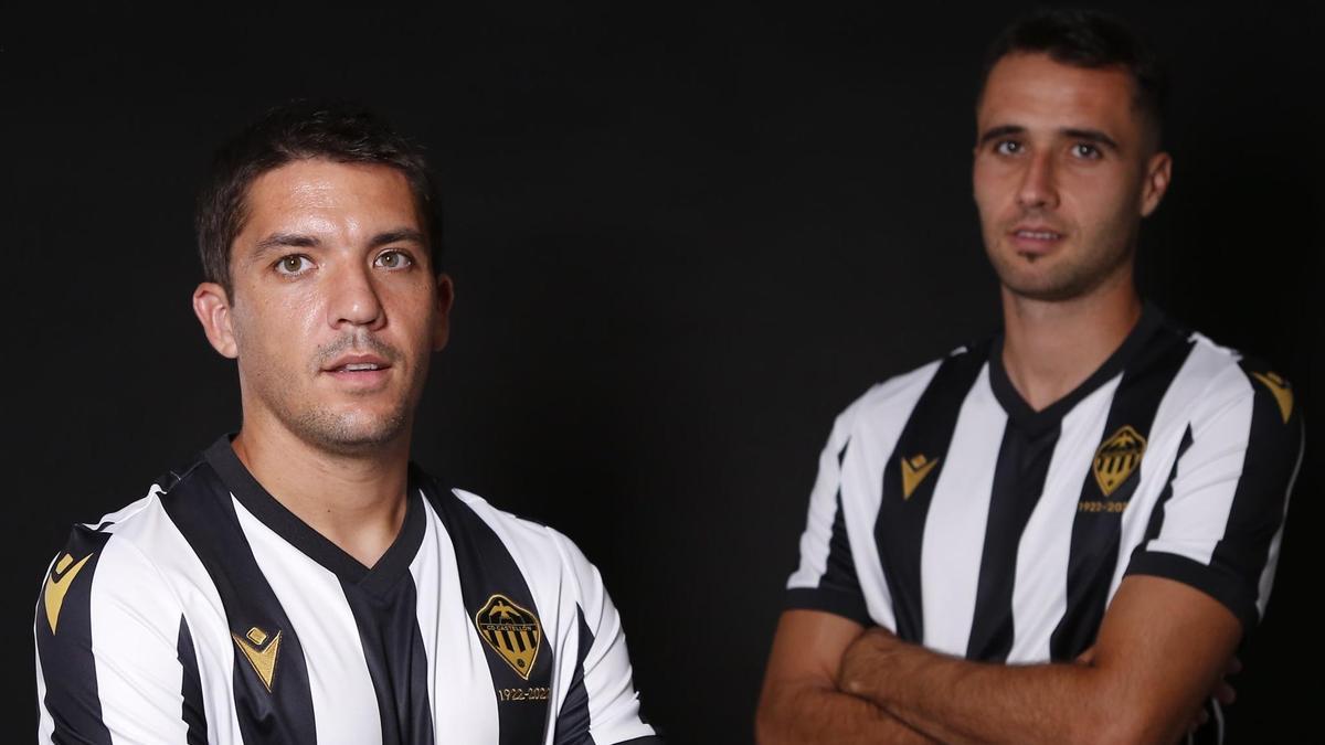 Carles Salvador y David Cubillas, con la camiseta del Centenario del CD Castellón.