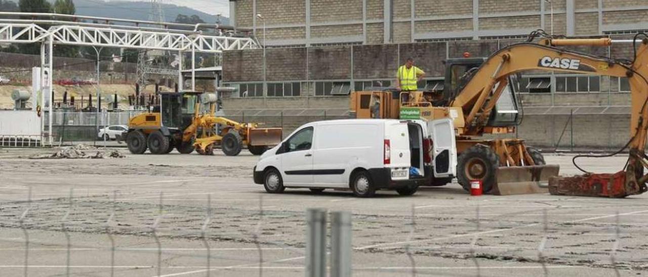 Los trabajos del nuevo &quot;parking&quot;, en marcha  |  Las obras de la futura nave H de Balaídos, que albergará una primera planta para actividades logísticas e industriales y otras dos alturas de parking para los colaboradores de PSA Peugeot Citroën, comienzan a ser visibles con la retirada del asfalto en superficie. El Consorcio de la Zona Franca adjudicó la obra el pasado mes de junio a la empresa Corsán-Corviam por un importe de 14 millones de euros más IVA, con un plazo de ejecución de aproximadamente un año.