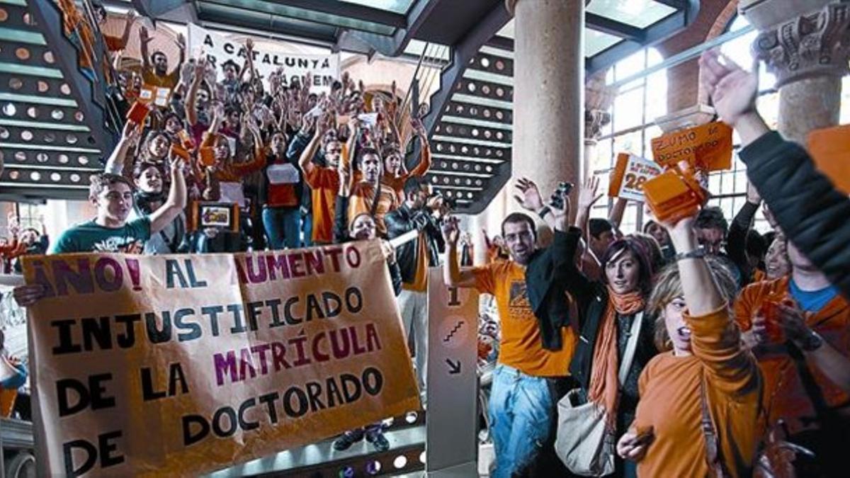 Los doctorandos se manifiestan en Barcelona en un acto presidido por el 'conseller' Huguet, ayer.