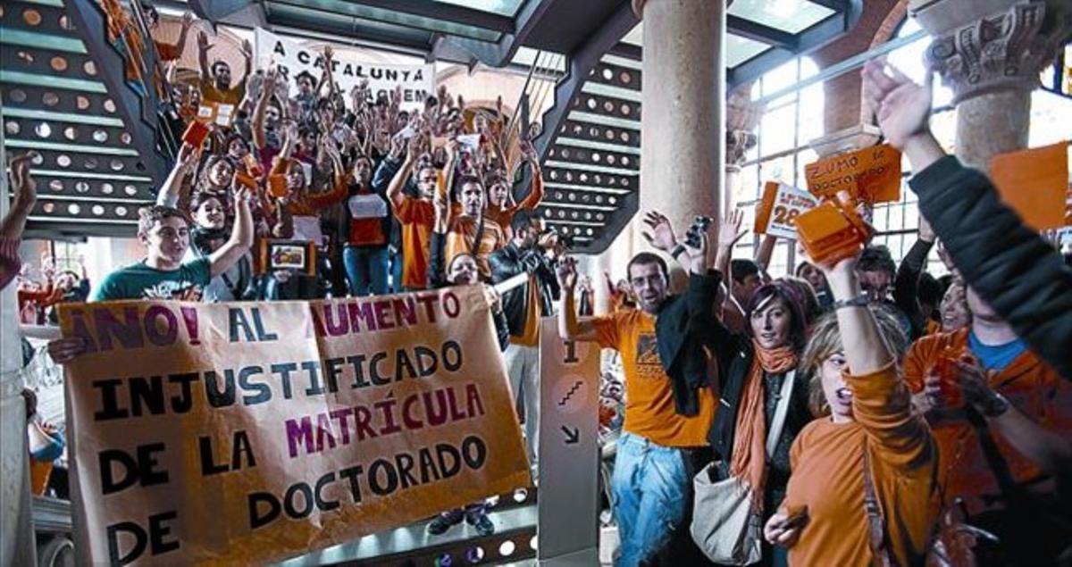 Els doctorands es manifesten a Barcelona en un acte presidit pel conseller Huguet, ahir.