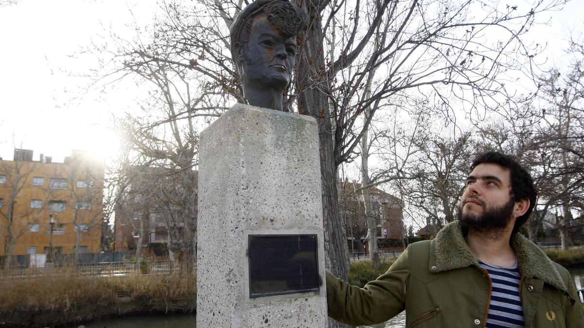 Javier Macipe junto al busto de Mauricio Aznar en el barrio de Casablanca.