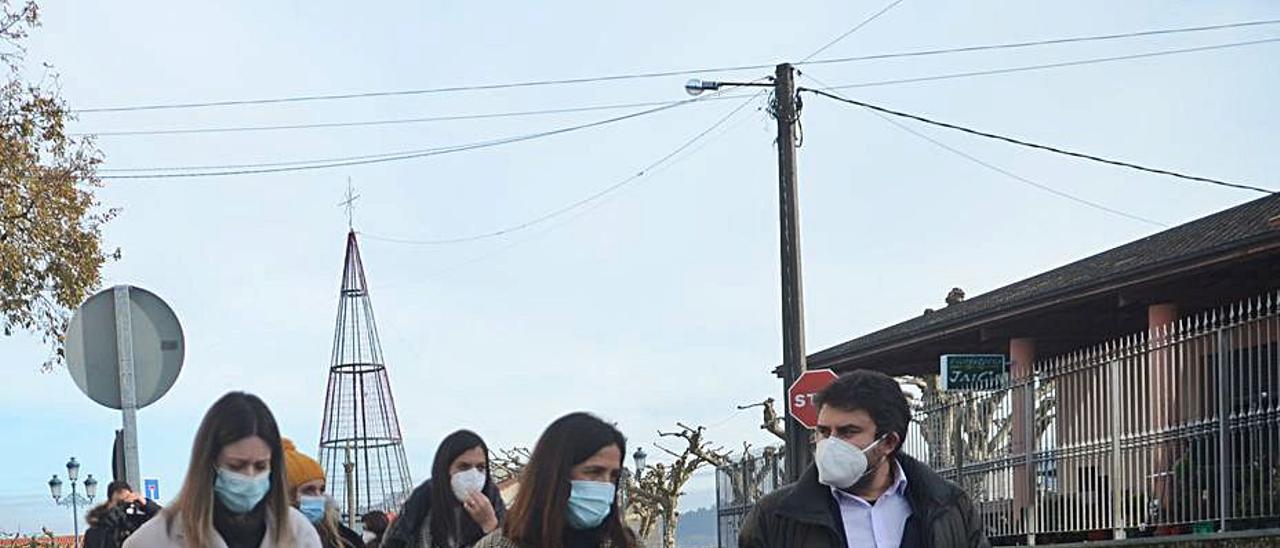 Los diputados, la alcaldesa y los concejales, ayer en Mosteiro.   | // N.P.