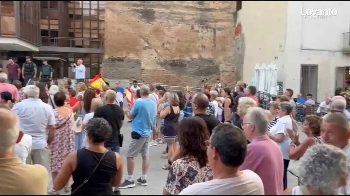 Los asistentes a la única concentración de la Ribera con gobierno del PSOE aplacan el amago de insultos a Sánchez