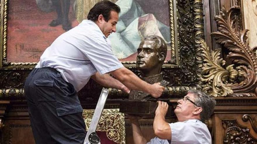 Colau retira el busto de Juan Carlos I del Ayuntamiento