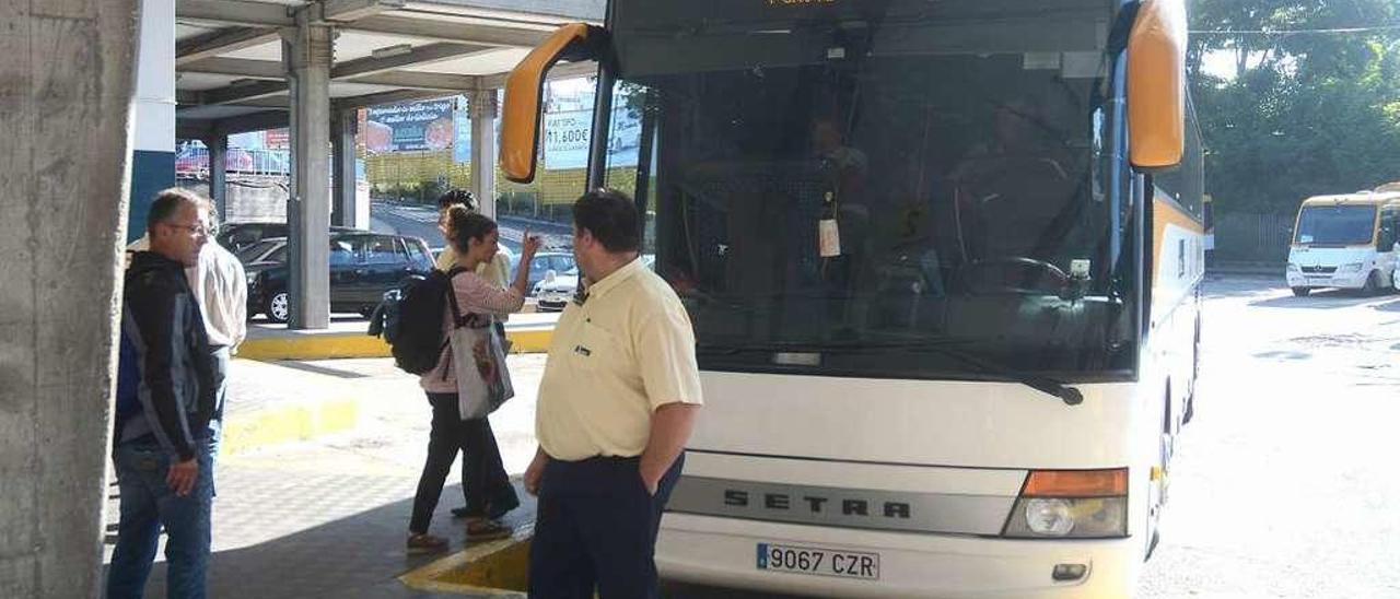 Viajeros suben a un autobús en la estación de Pontevedra. // Rafa Vázquez