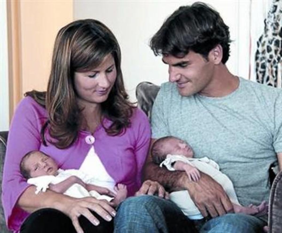 Roger Federer i la seva dona, Mirka Vavrinec, posen davant la càmera del seu pare amb les bessones. Roger Federer i la seva dona, Mirka Vavrinec, posen davant la càmera del seu pare amb les bessones.