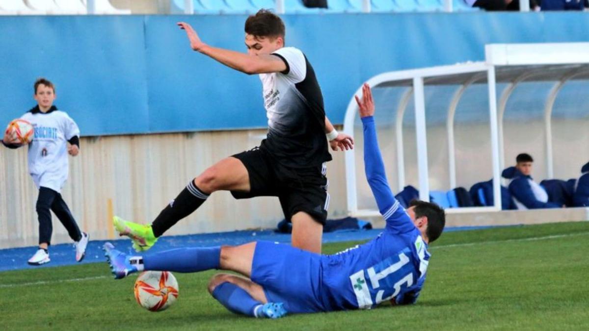 Airoldi corta la carrera de un jugador rival. | CANTERA FC CARTAGENA