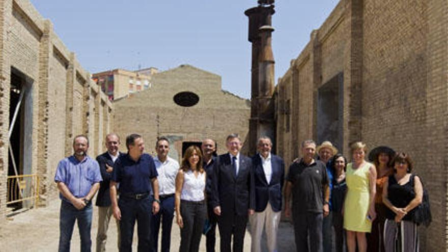 El presidente de la Generalitat (en el centro) en la visita de ayer a Bombas Gens.