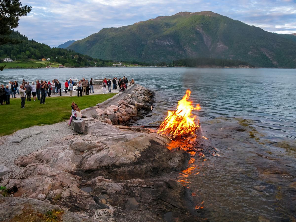 Las hogueras iluminan los fiordos noruegos durante esta noche mágica