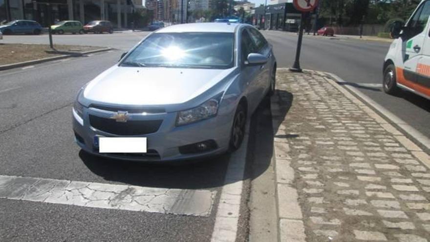 Un motorista drogado y sin carné choca contra un coche en Badajoz