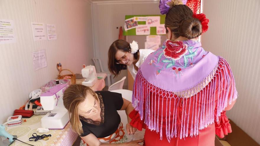 Arreglos en la Feria de Córdoba: la labor solidaria de Adoratrices que salva los trajes de flamenca