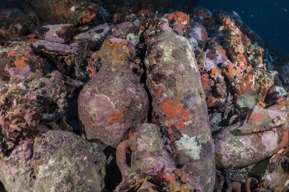 Ein Team von Archäologen hat vor Mallorca ein römisches Schiffswrack gefunden, das vor etwa 1.800 Jahren gesunken sein muss. Das Wrack liegt in etwa 70 Meter Tiefe in der Nähe der Insel Cabrera südlich von Mallorca, wie am Freitag bei einer Präsentation bekannt gegeben wurde.