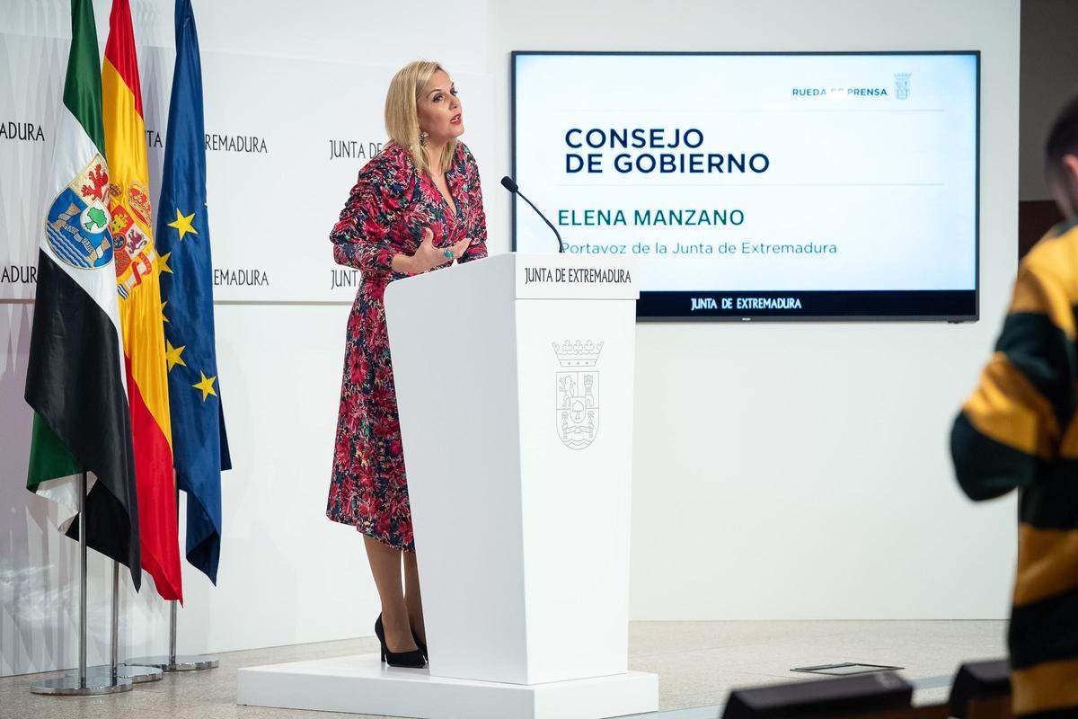 La consejera portavoz de la Junta de Extremadura, Elena Manzano, en rueda de prensa.