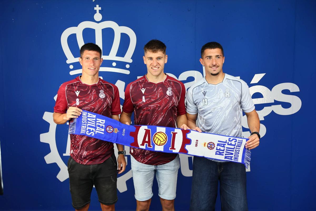 EN IMÁGENES: El Avilés presenta a tres de sus fichajes de verano, Marco Coronas, Markel Artetxe y Brais Abelenda