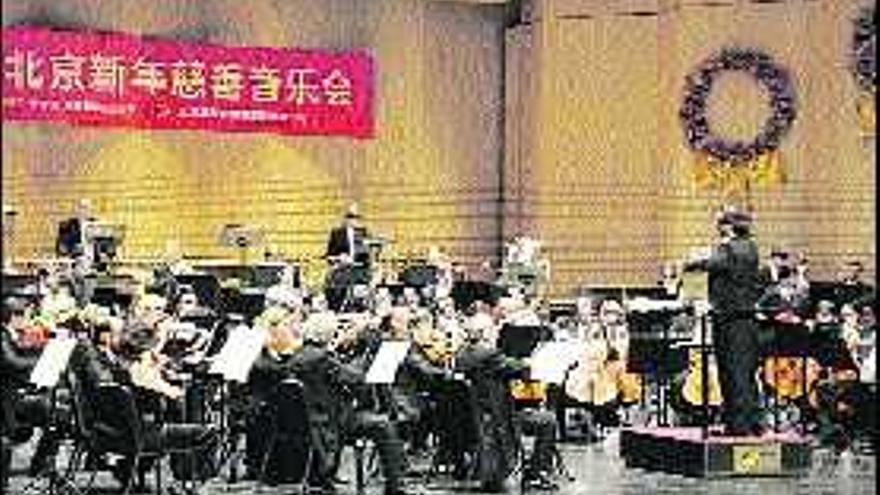 La Sinfónica de Asturias, dirigida por Max Valdés, durante uno de los conciertos que ofreció en China.