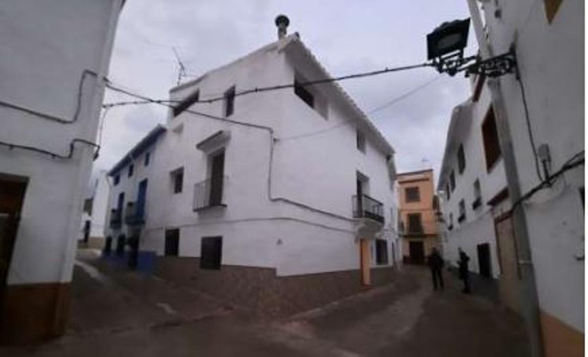 Imagen de uno de los edificios que se rehabilitará para acondicionar 4 viviendas de alquiler con fines sociales, sito en la calle Padre Vaciero. Las obras ya se han adjudicado.