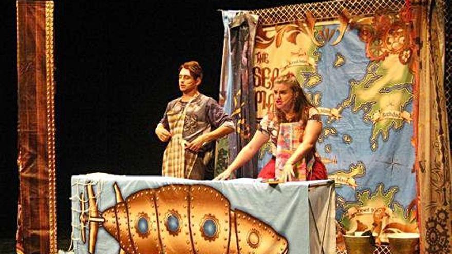 Dos actores de la compañía de teatro representan para escolares una de las escenas de la obra Nautilus.