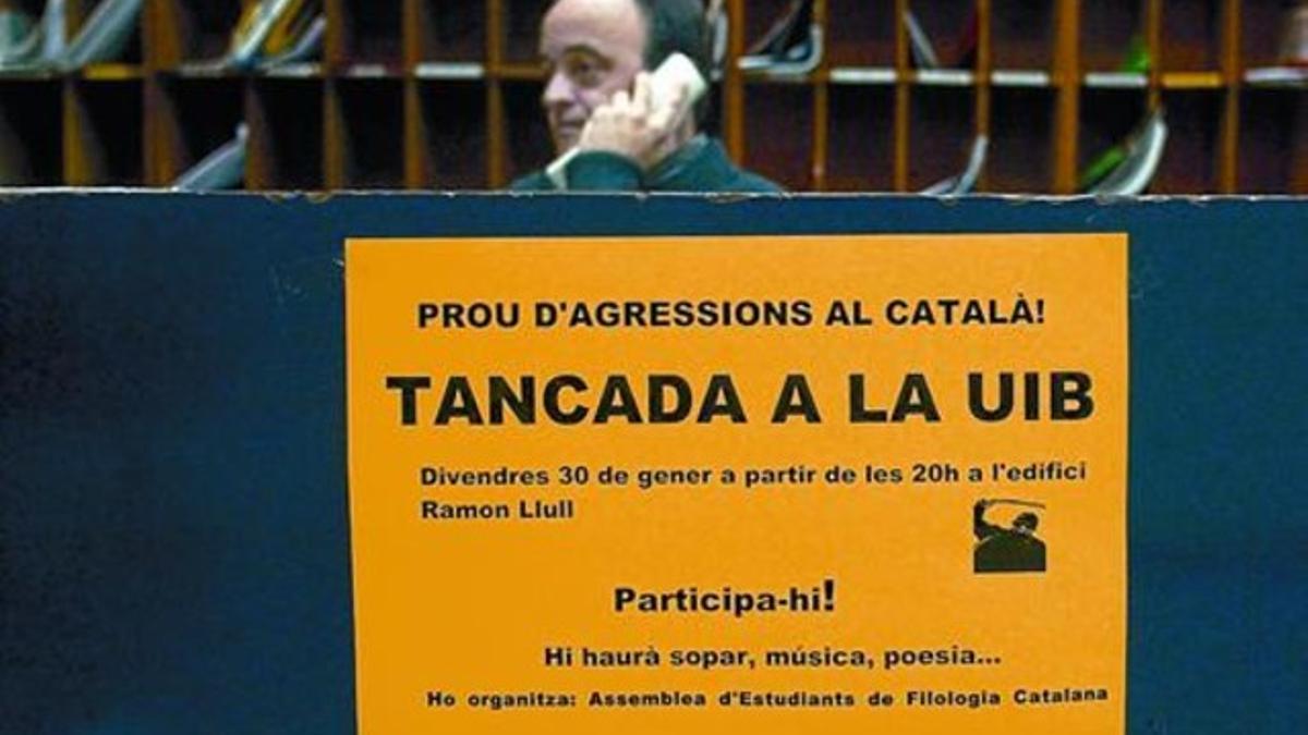 Un cartel en defensa del catalán, en el edificio Ramon Llull de la Universitat de les Illes Balears (UiB), en Palma.