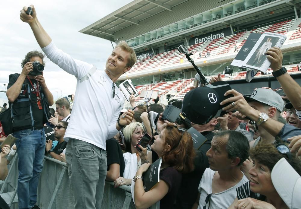 El primer contratiempo, pese al buen humor que exhibía Rosberg en vísperas de la carrera, llegó en el Gran Premio de España. Hamilton y él chocaron en el comienzo de carrera, dejando vía libre al triunfo de Verstappen. La guerra Rosberg-Hamilton estaba ya declarada.