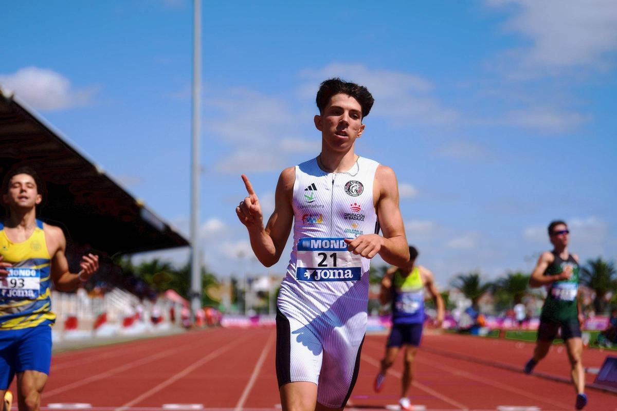 David García Zurita, vencedor en los 400 lisos.