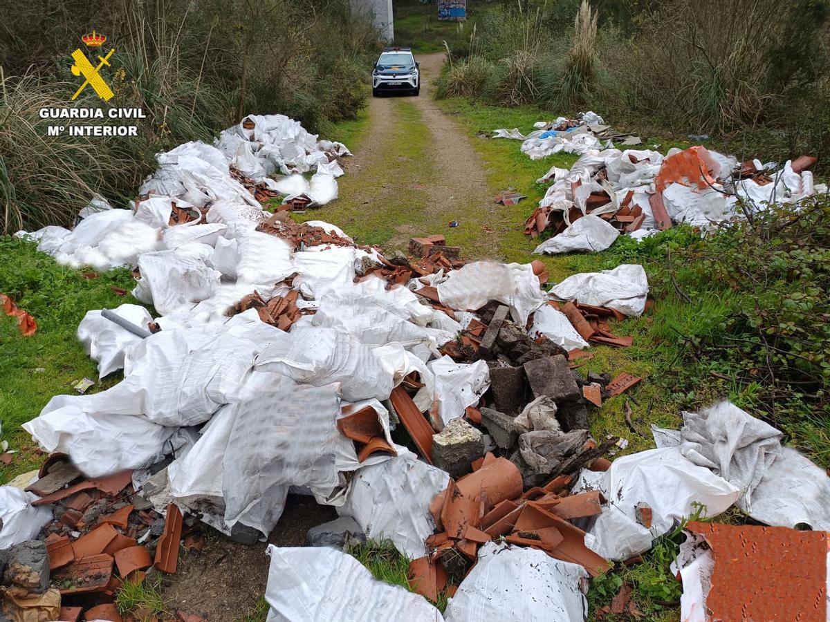 Un vecino de Culleredo ha sido denunciado por abandonar residuos domésticos y restos de una obra en los montes de A Zapateira.