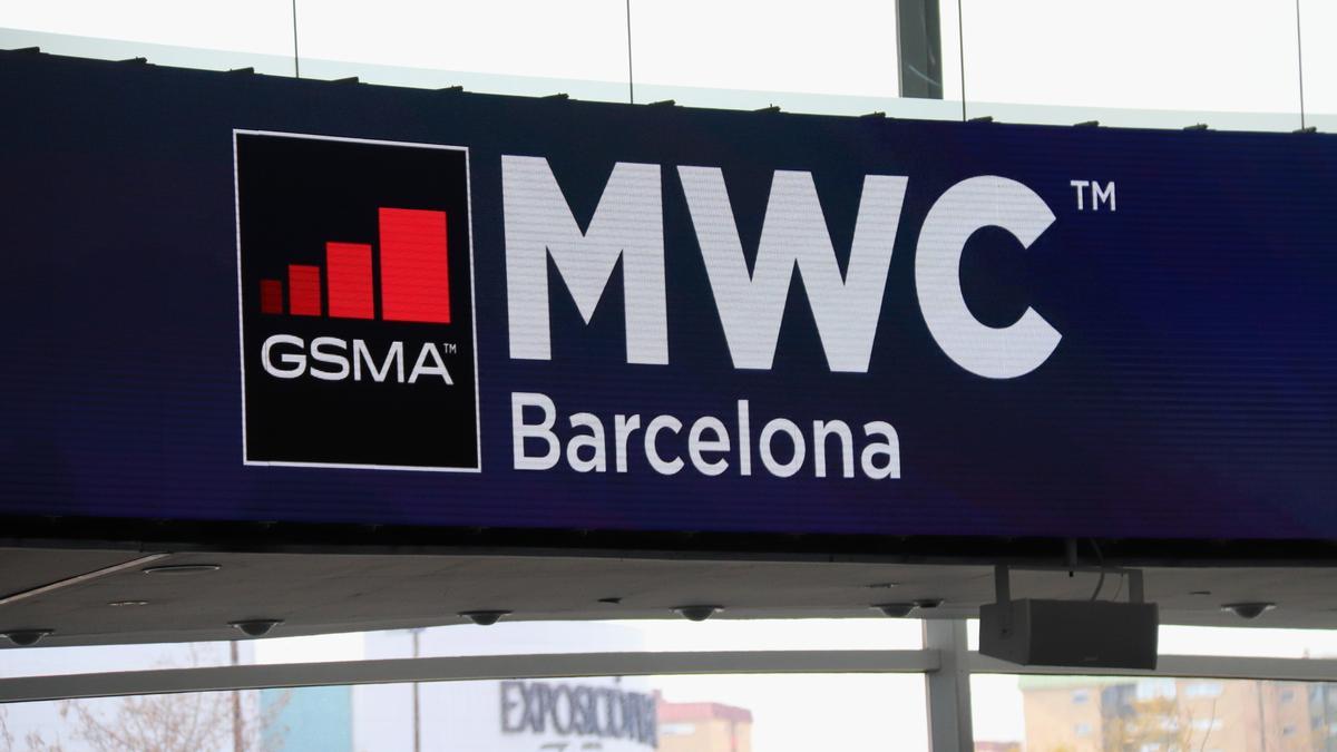 Interior de la Fira de Gran Via amb senyals que anuncien la celebració del MWC 2022