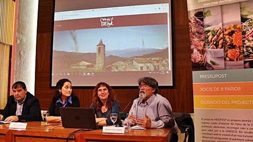 El formatger Salvador Maura, a la dreta, en la presentació de les set rutes gastronòmiques de l&#039;Alt Urgell