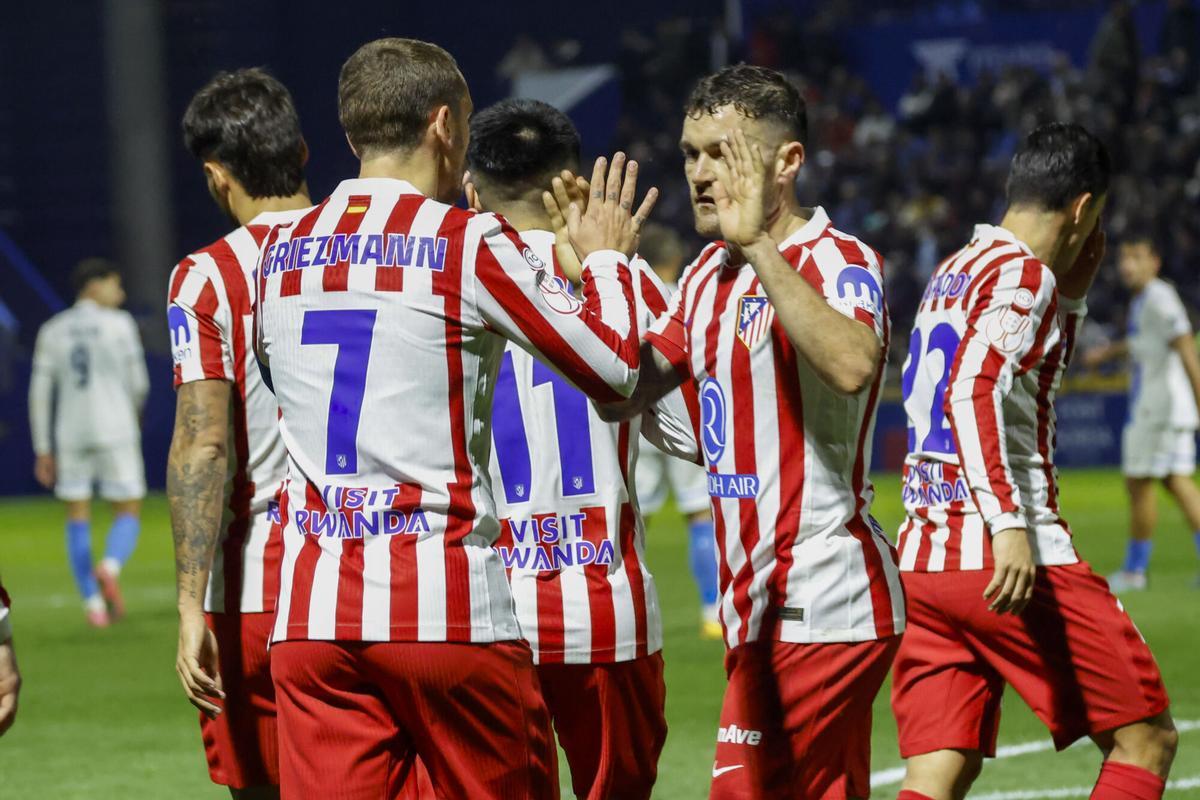 PALMA, 17/12/2025.- El jugador del Atlético de Madrid Antoine Griezmann (izda) celebra con sus compañeros el 0-1 conseguido ante el Atlético Baleares, durante del encuentro correspondiente a los dieciseisavos de final de la Copa del Rey que disputan hoy miércoles en el estadio Balear. EFE/Cati Cladera