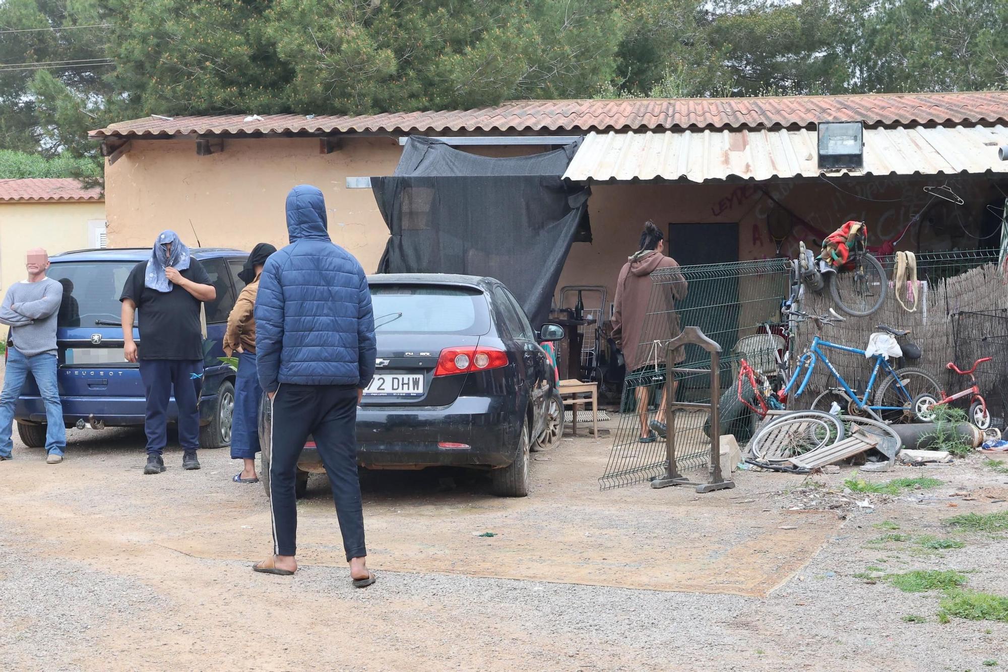 Desalojan a una treintena de personas de un complejo turístico abandonado en Ibiza