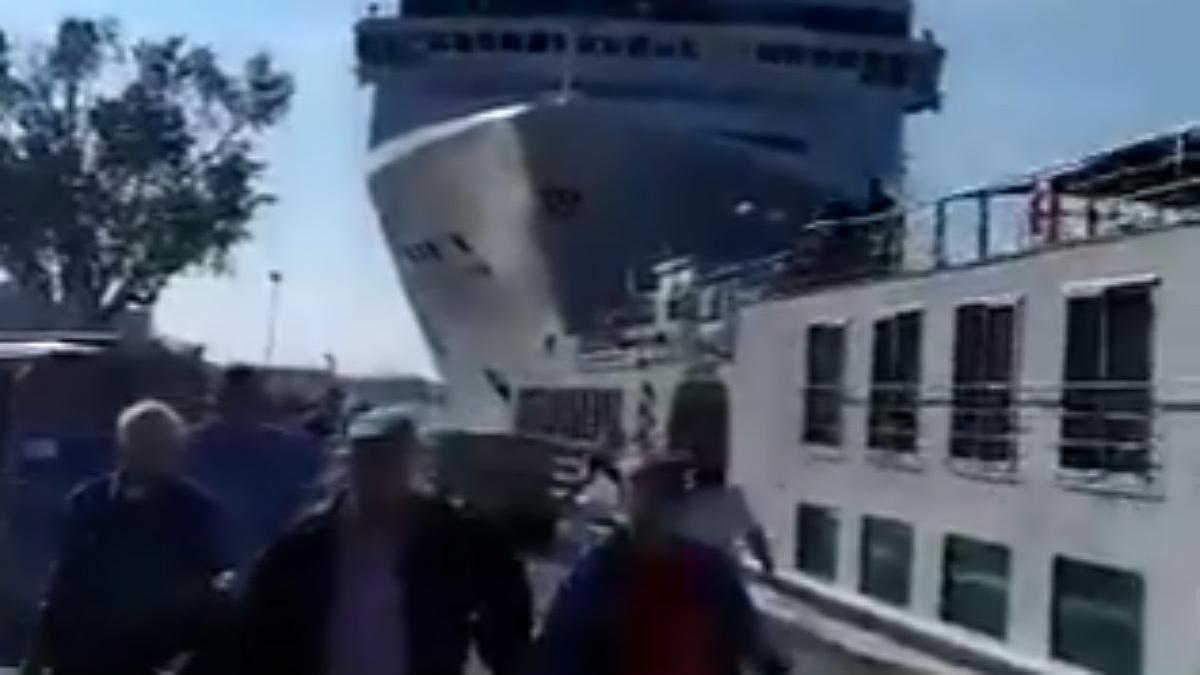 Espectacular choque entre un crucero y un barco en un canal de Venecia