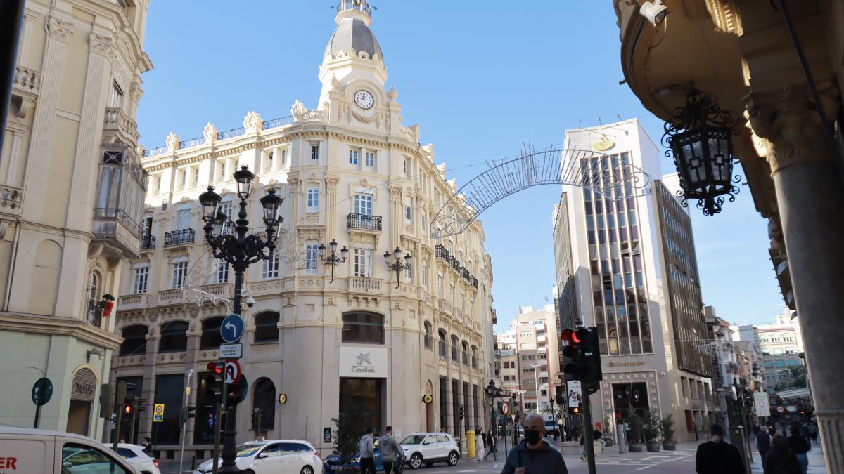 El reloj de la Puerta del Sol de Castelló se ubica en la antigua sede del Banco de Valencia.