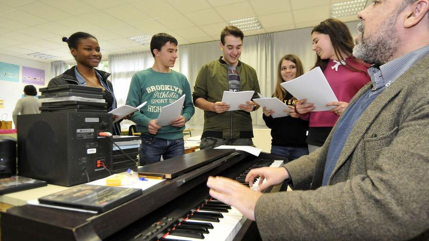 Aurelio Martínez, al piano, durante el ensayo con un grupo de alumnos de la obra «Oh, vamos chicos...».