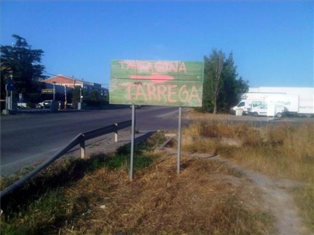 Senyalització precària. L’empresa Dragados es va adjudicar les obres de millora de la N-2 al seu pas per Tàrrega, el 2008. És una travessia d’1,5 quilòmetres entre dues places, en què la senyalització tant per als conductors com per als vianants és molt deficient, com es veu a la imatge. A més, la xarxa de tanques és un laberint, i des de dilluns hi ha diversos carrers tallats.