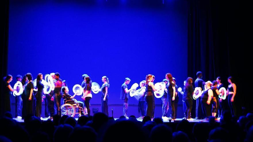 Usuaris d’Ampans a Sallent protagonitzen un vistós espectacle demostrant que la dansa és per a tothom