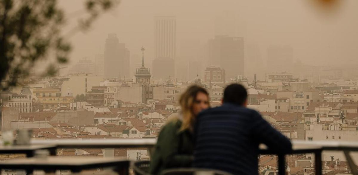 Imagen de archivo de la calima sobre Madrid, desde el Círculo de Bellas Artes.